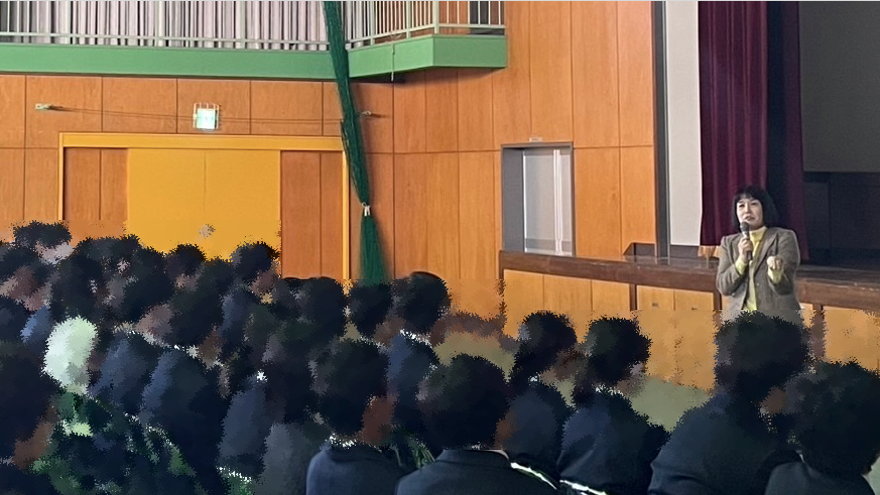 ズナイデン房子さんの講演の様子