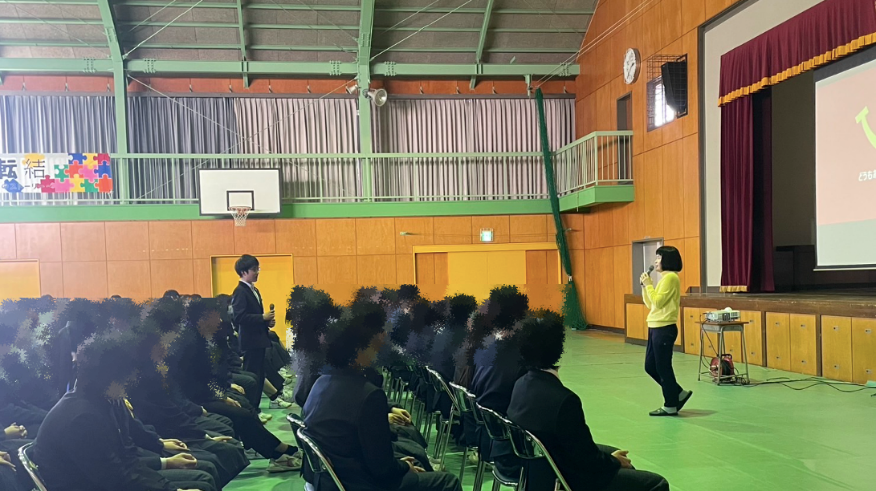 ズナイデン房子さんが直方第二中学校の生徒の質問に答える様子